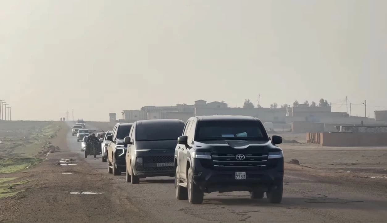Suriye resmi medyası tarafından paylaşılan ve Sur,ye güçlerinin Rojava'ya girişini gösteren bir foto.