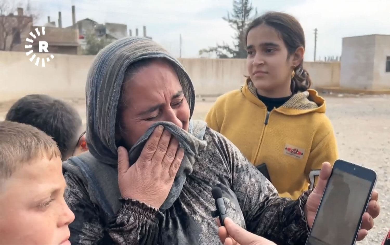 VİDEO - Kobani sakinleri: Silahlı gruplar kırsalda Kürtlerin evlerini talan ediyor
