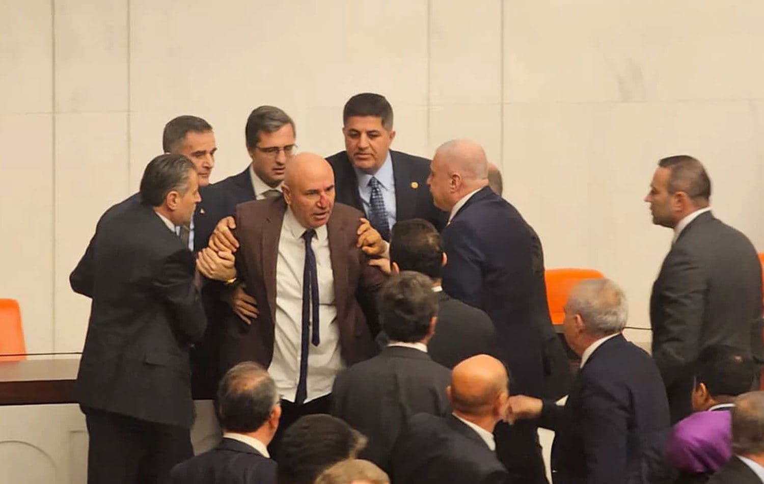 CHP Urfa Milletvekili Mahmut Tanal'ın dünkü kavgada aldığı darbe nedeniyle burnu kanadı. / Foto: Sosyal medya