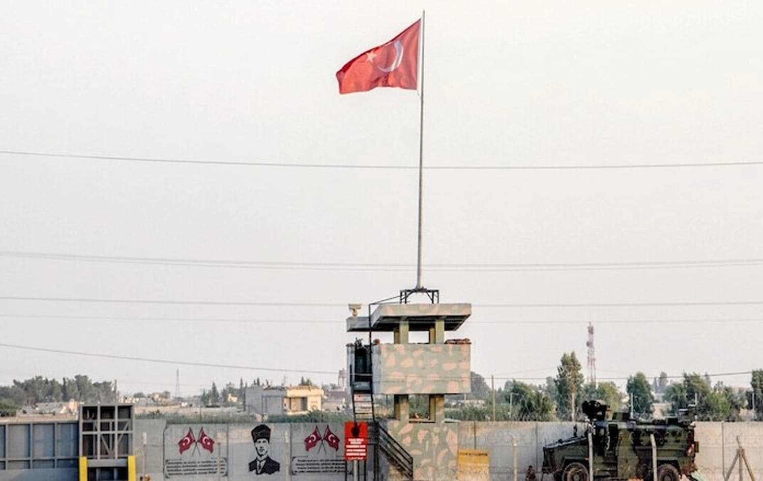 دەروازەیەکی سنووریی نێوان تورکیا و رۆژئاوای کوردستان. 