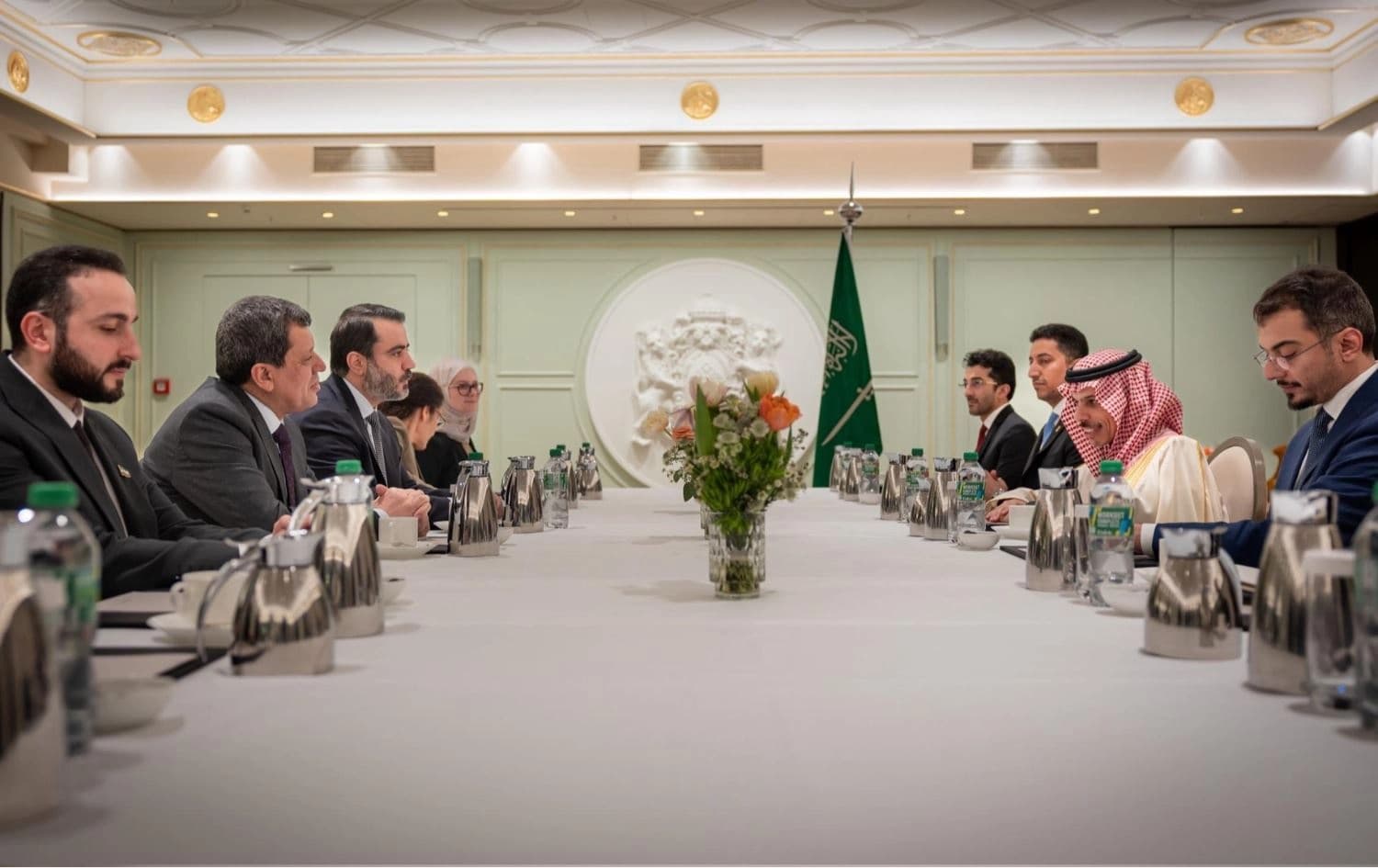 دیمەنی کۆبوونەوەی مەزڵووم عەبدی و فەیسەڵ بن فەرحان، وەزیری دەرەوەی سعودیە