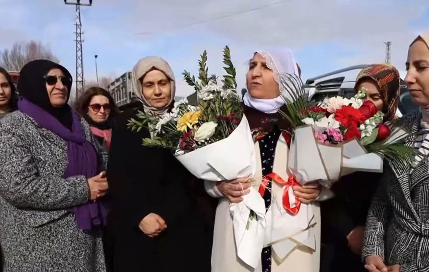 Besra Erol memleketi Muş'ta yakınları tarafından karşılandı.