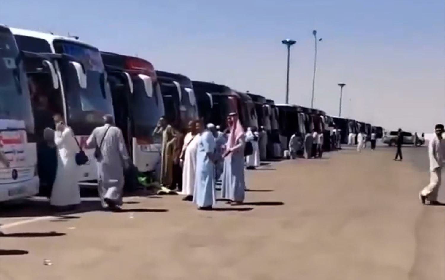 ژمارەیەک عومرەکار لە دەروازەی سنووریی عەرعەر. وێنە: بۆ روونکردنەوەی زیاتری هەواڵەکەیە/ئەرشیڤ