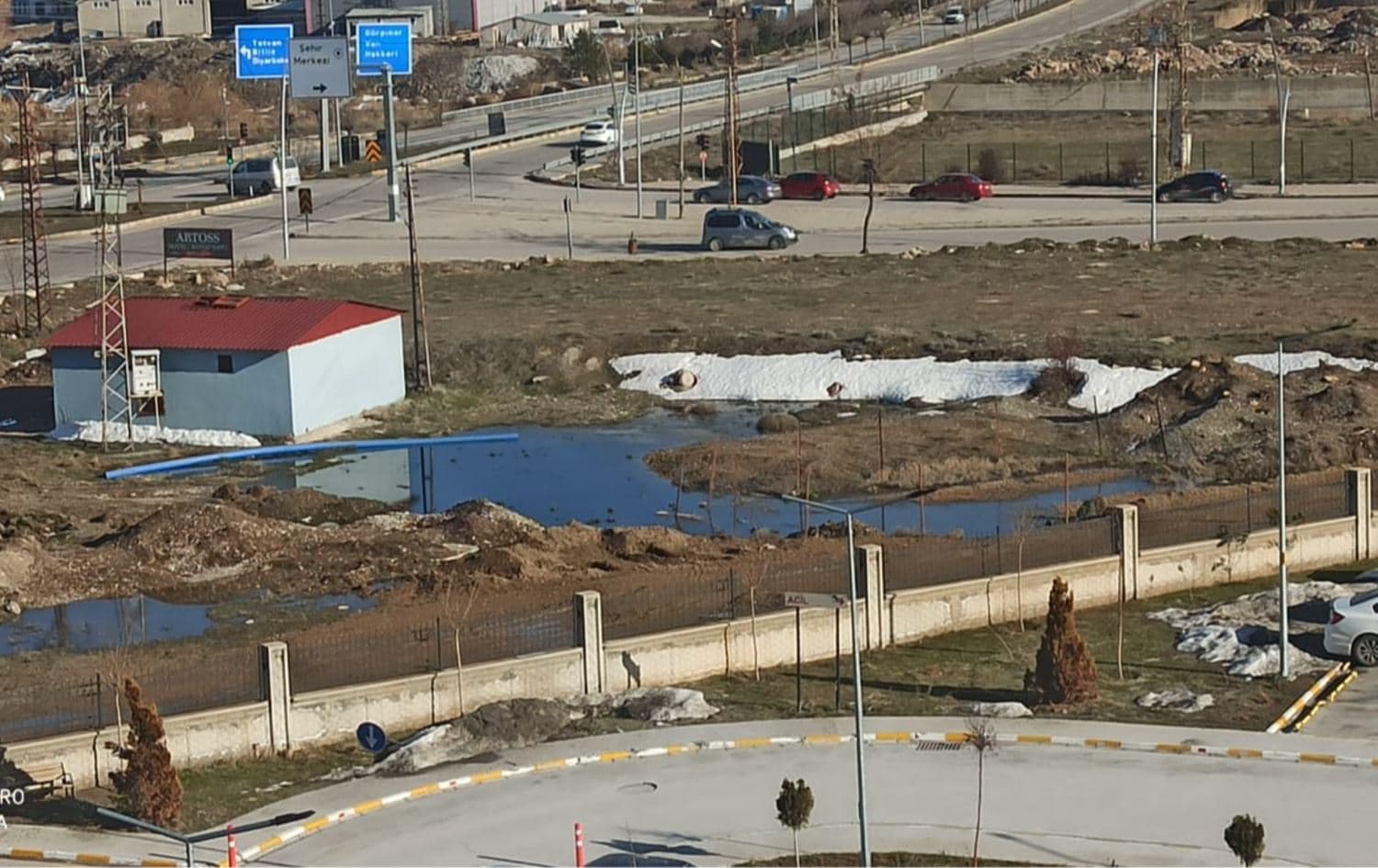Hastane yakınındaki kanalizasyon birikintisinin görüntüsü. Foto hastanenin penceresinden çekilmiş.