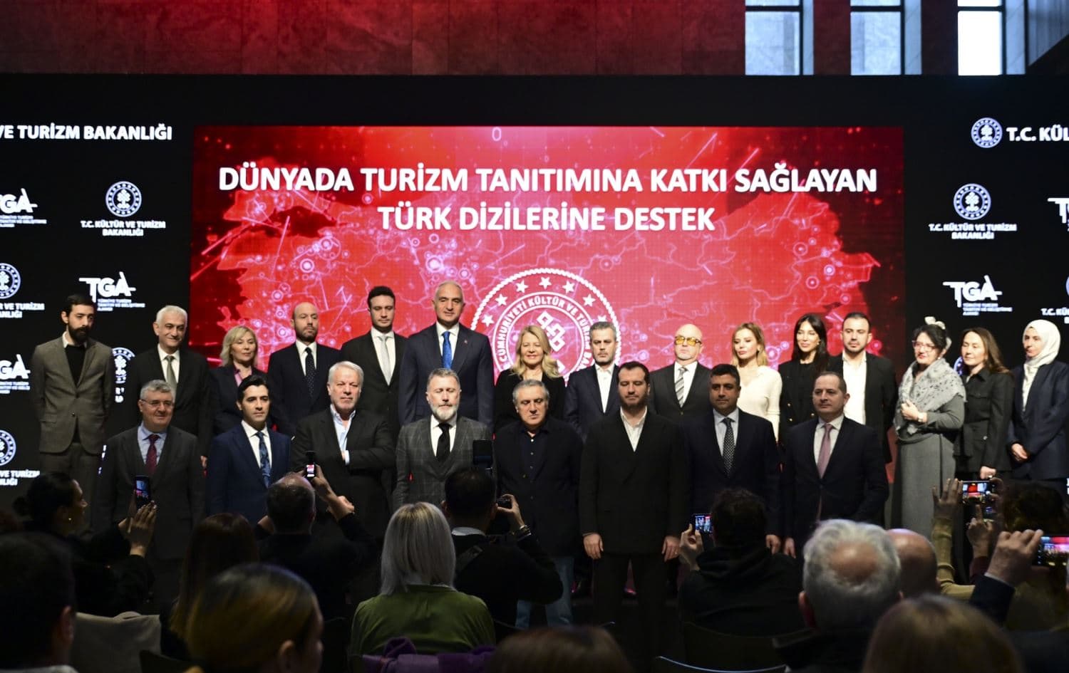 Bakan Ersoy, toplantıya katılan sektör temsilcileri ve davetlilerle fotoğraf çektirdi. / AA