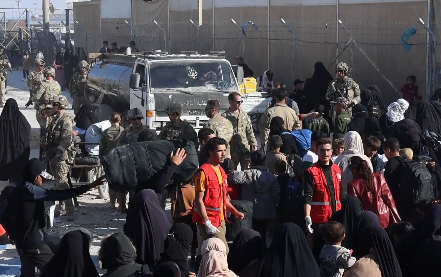 US forces oversee the transfer of Iraqis with suspected ties to the Islamic State (ISIS) from the al-Hol camp in northeast Syria (Rojava) on October 27, 2025. Photo: Screengrab/Rudaw