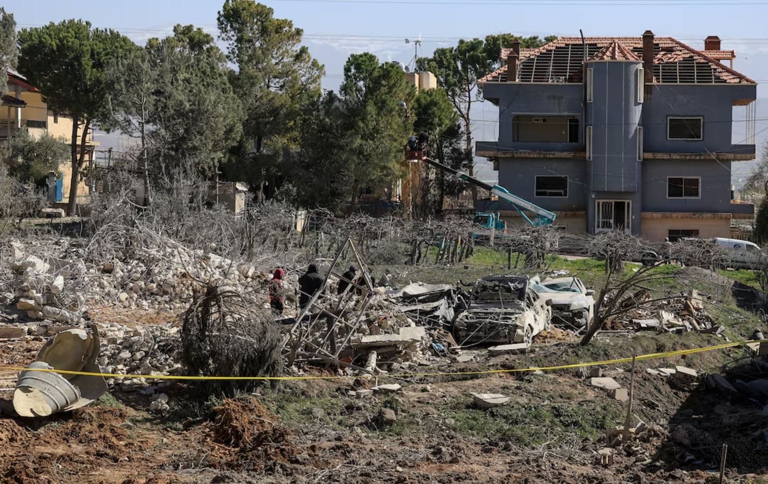 İsrail'in Bednayel'de düzenlediği saldırının ardından oluşan hasar. / Foto: Mohamed Azakir / Reuters