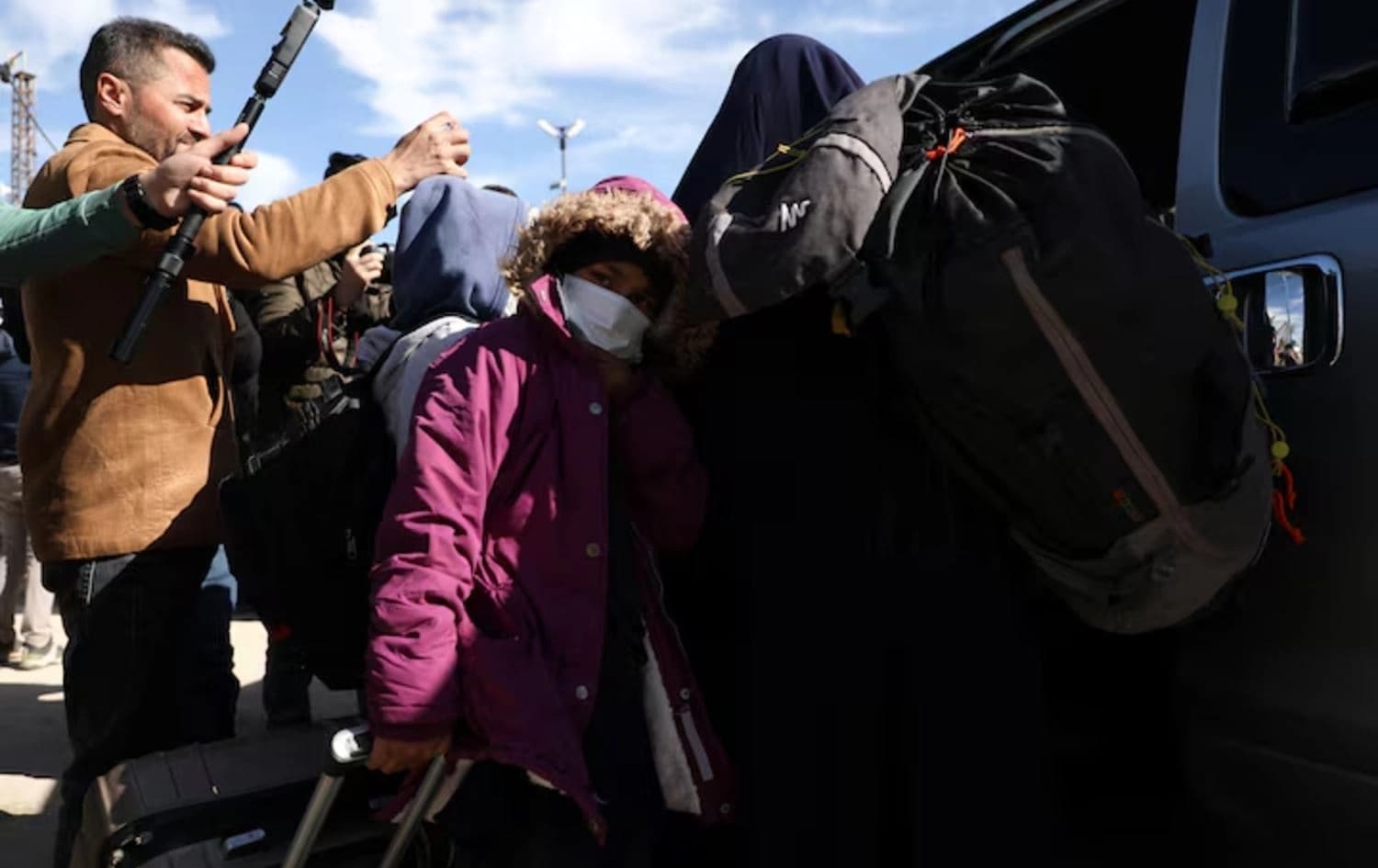 Avustralyalı aileler, Rojava'nın Derik kenti yakınlarındaki Roj Kampı'ndan ayrılırken / Foto: Orhan Qereman / Reuters
