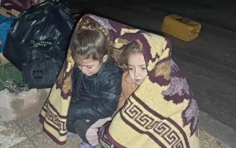 Rojava’nın Kobani kentinde bir ayı aşkın süredir devam eden kuşatma nedeniyle insani kriz derinleşiyor.