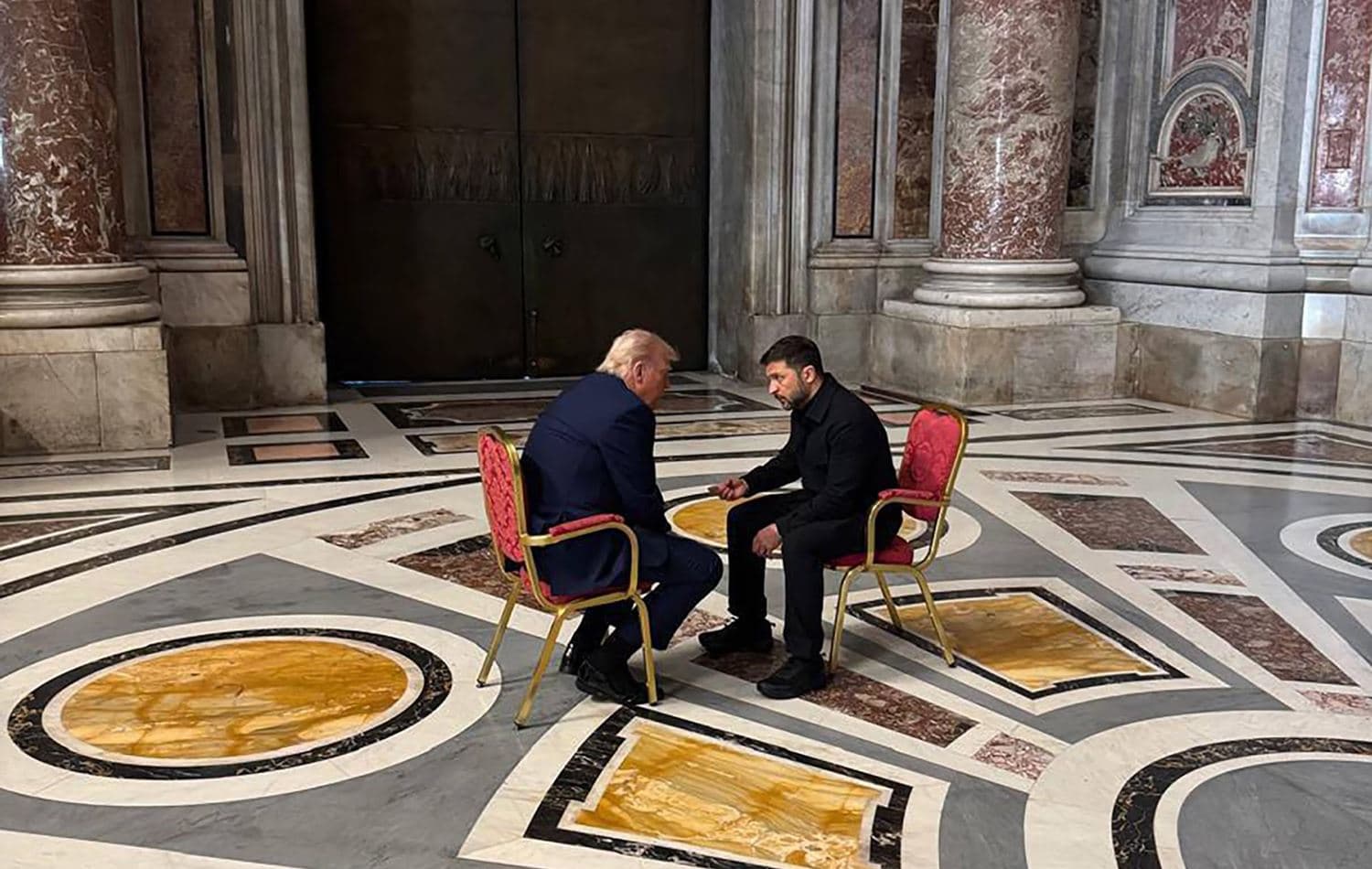 Başkan Donald Trump ve Ukrayna Devlet Başkanı Volodimir Zelenskiy, 26 Nisan 2025 tarihinde Papa Francis'in cenaze törenine katılmadan önce Aziz Petrus Bazilikası'nda baş başa bir görüşme gerçekleştirdi. (Fotoğraf: Getty Images aracılığıyla @ermaka2022/AFP)