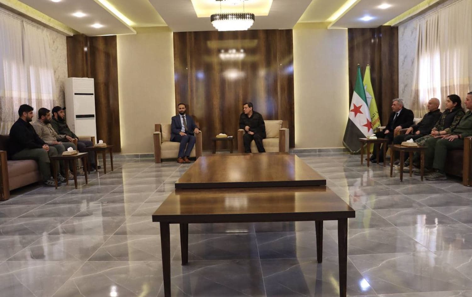 Mezlûm Ebdî û şandeya hikûmeta demkî ya Şamê / Wêne: HSD