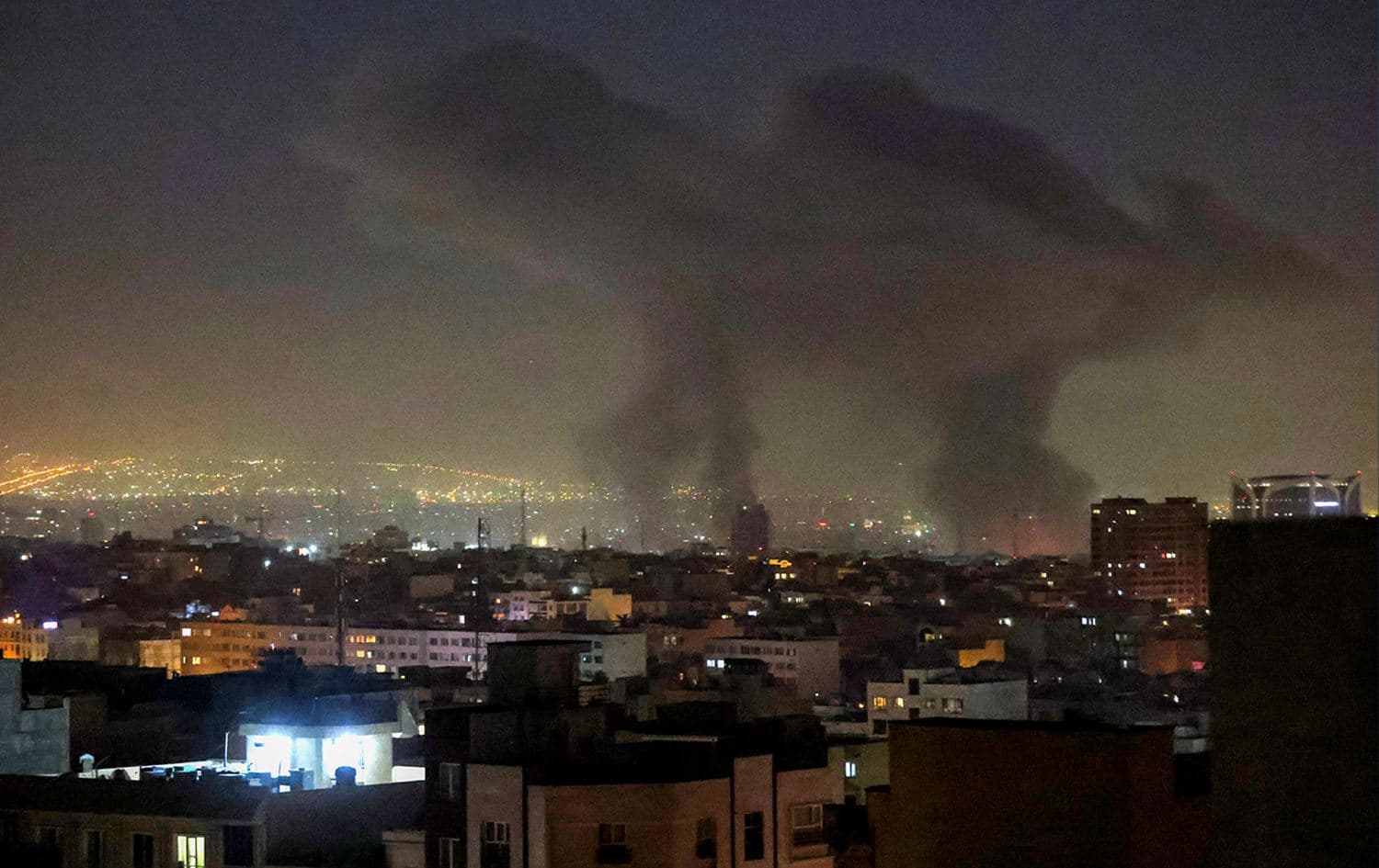 دووکەڵی بۆردوومانی ئیسرائیل و ئەمریکا لە تاران. وێنە: AFP 
