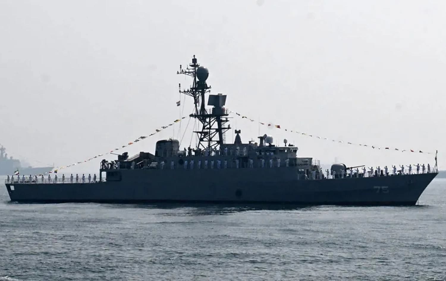 کەشتییەکی جەنگیی ئێران. 