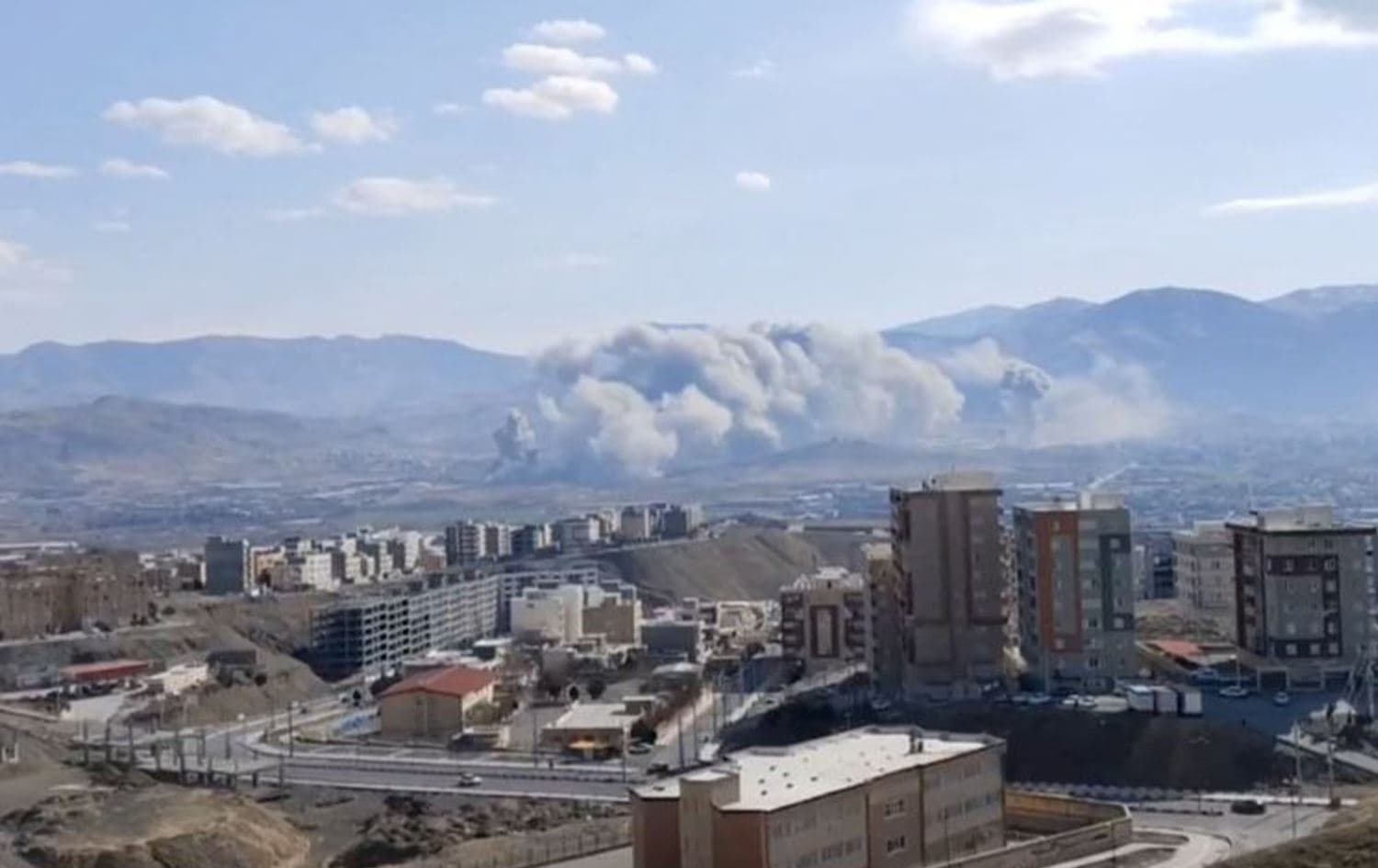 Li Sineyê dûxan bi ser asmanê bajêr ketiye\ Wêne: Reuters