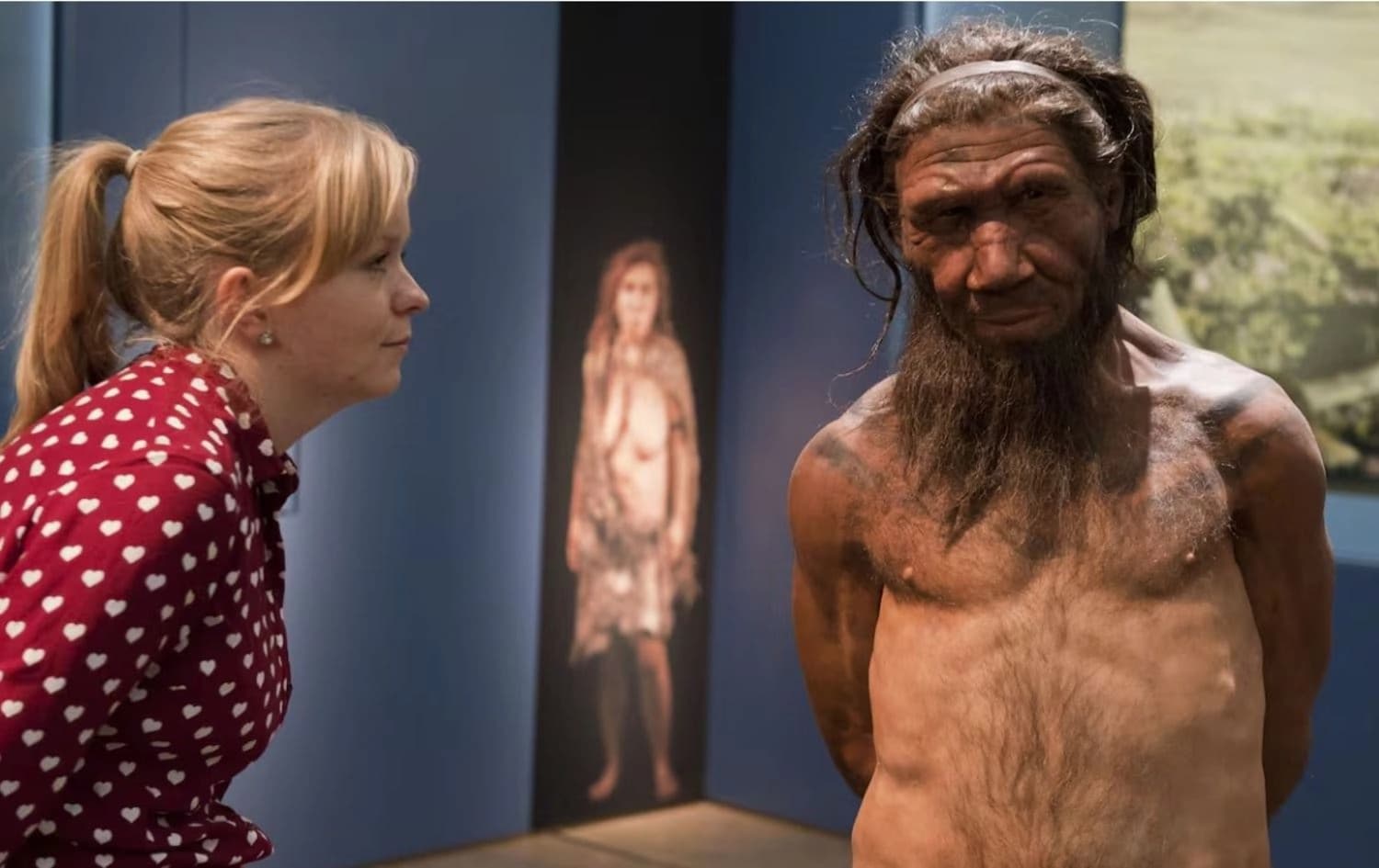 Bir kadın Londra Müzesinde, Neandertal insanı tasvir eden bir balmumu heykelini inceliyor Foto: AFP