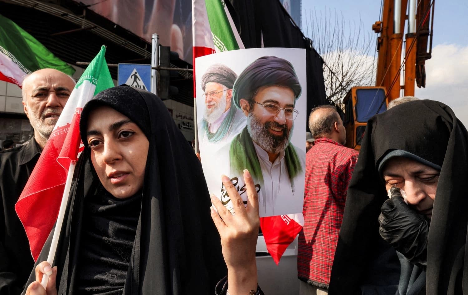 دوو ژن لە گۆڕەپانی ئینقیلاب لە تاران بە وێنەی موجتەبا و باوکییەوە خۆپێشاندان دەکەن بۆ پاڵپشتیی موجتەبا خامنەیی.