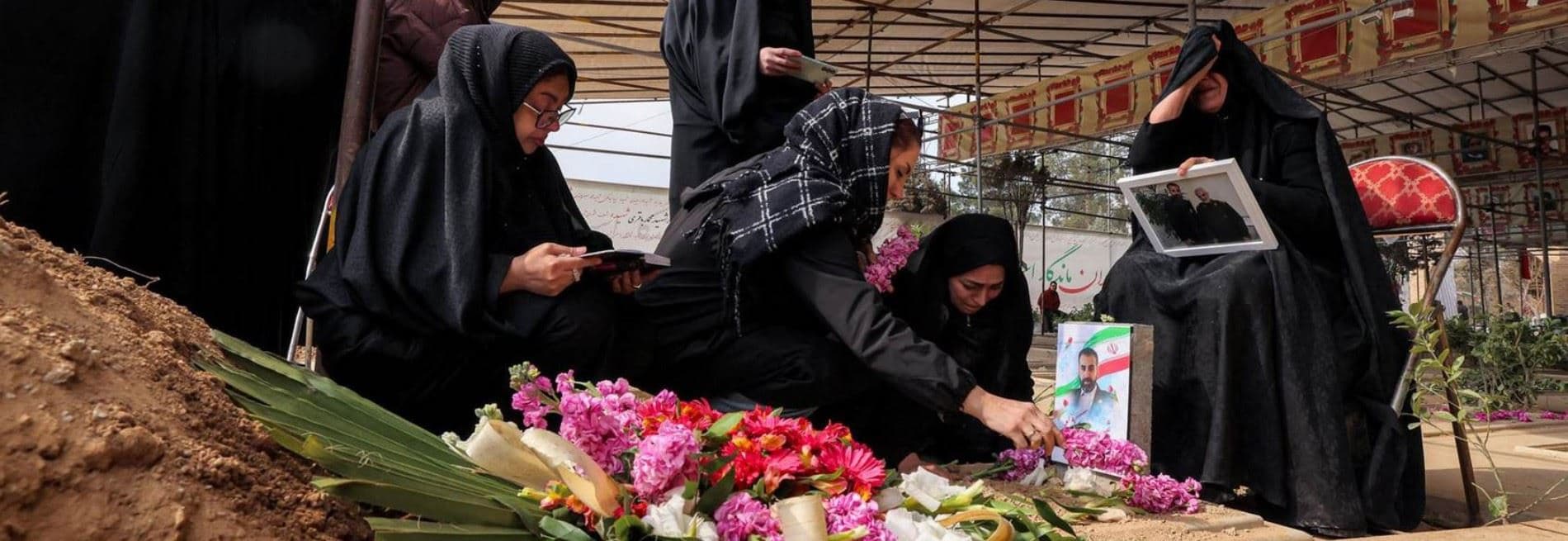 Fotoğraflarla Tahran’da hüzünlü veda: Saldırılarda hayatını kaybedenler toprağa veriliyor