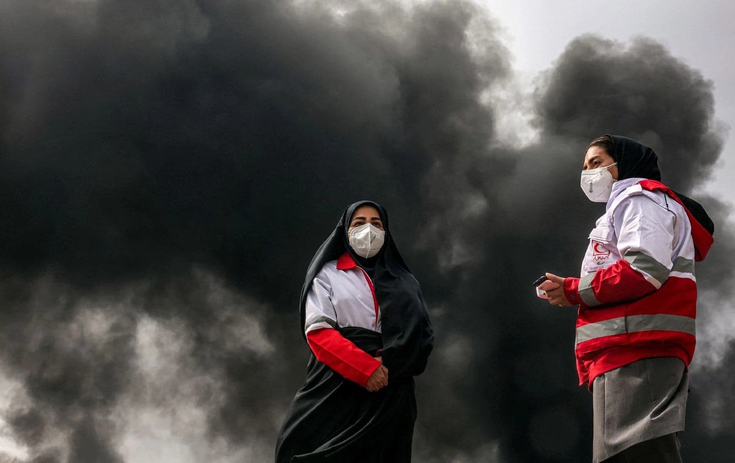 بەرزبوونەوەی دووکەڵێکی رەش دوای تەقینەوەی کۆگەیەکی سووتەمەنی لە تاران. وێنە: AFP