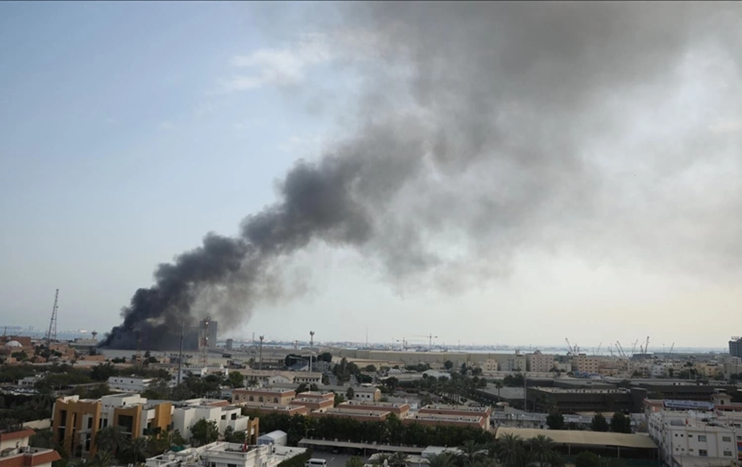 بەرزبوونەوەی دووکەڵ لە ناوچەیەکی مەنامە دوای هێرشێک