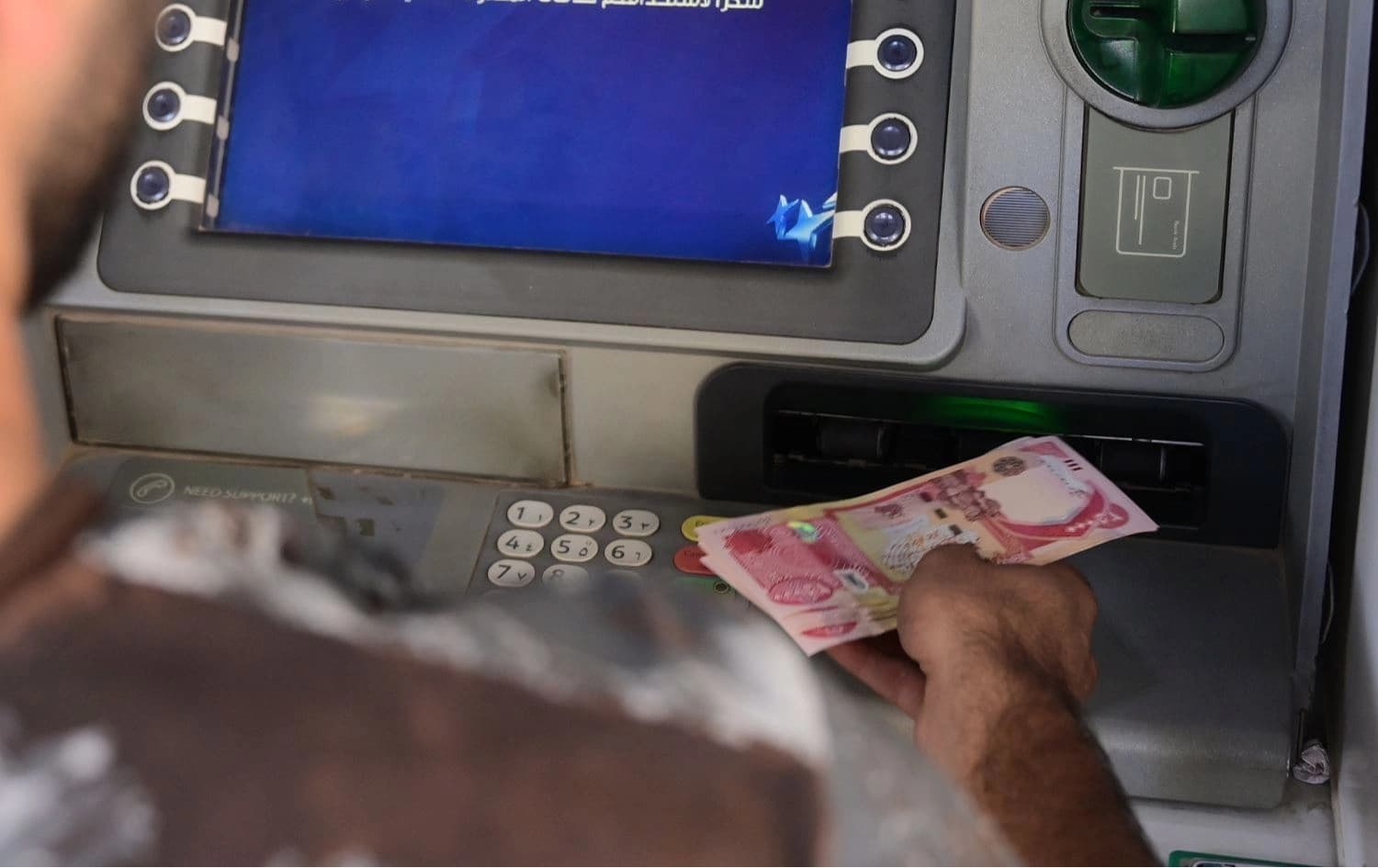 راکێشانی پارە لە ئامێری راکێشانی پارە(ATM) ئارتی بانک. وێنە: بڵند تاهیر-رووداو
