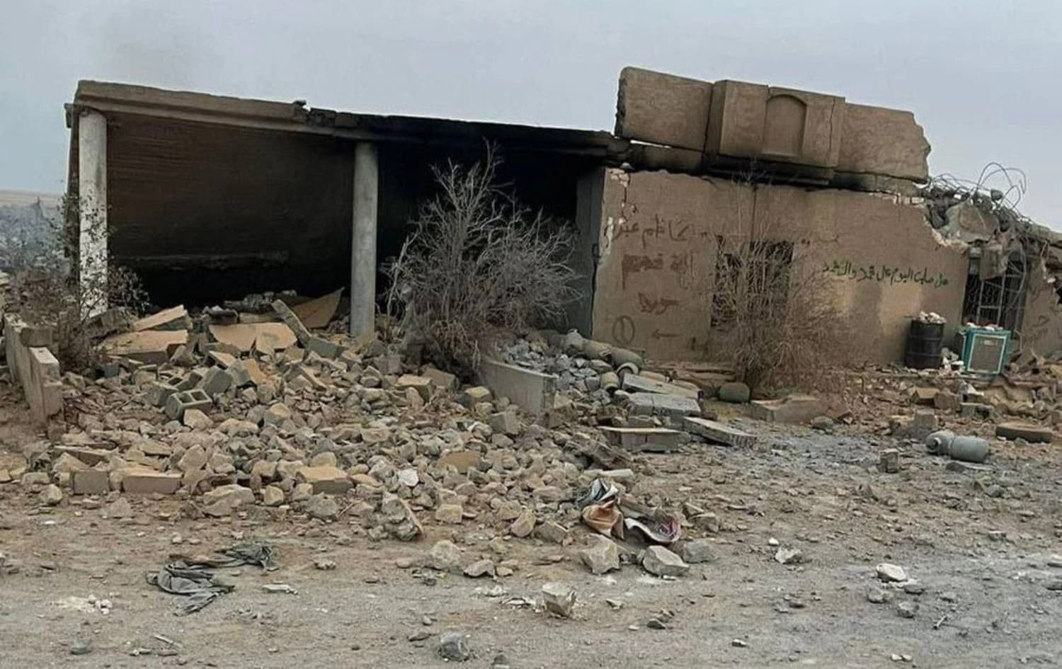 دیمەنی هێرشی سەر بارەگاکانی لیوای 19ی حەشدی شەعبی لە ناوچەکانی قائیم و عەکاشات لە پارێزگای ئەنبار