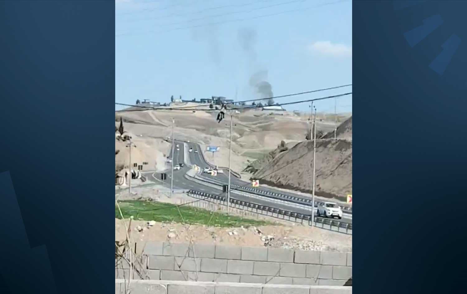دیمەنێکی دوای هێرشەکە کە دووکەڵ لە بارەگاکە بەرز دەبێتەوە