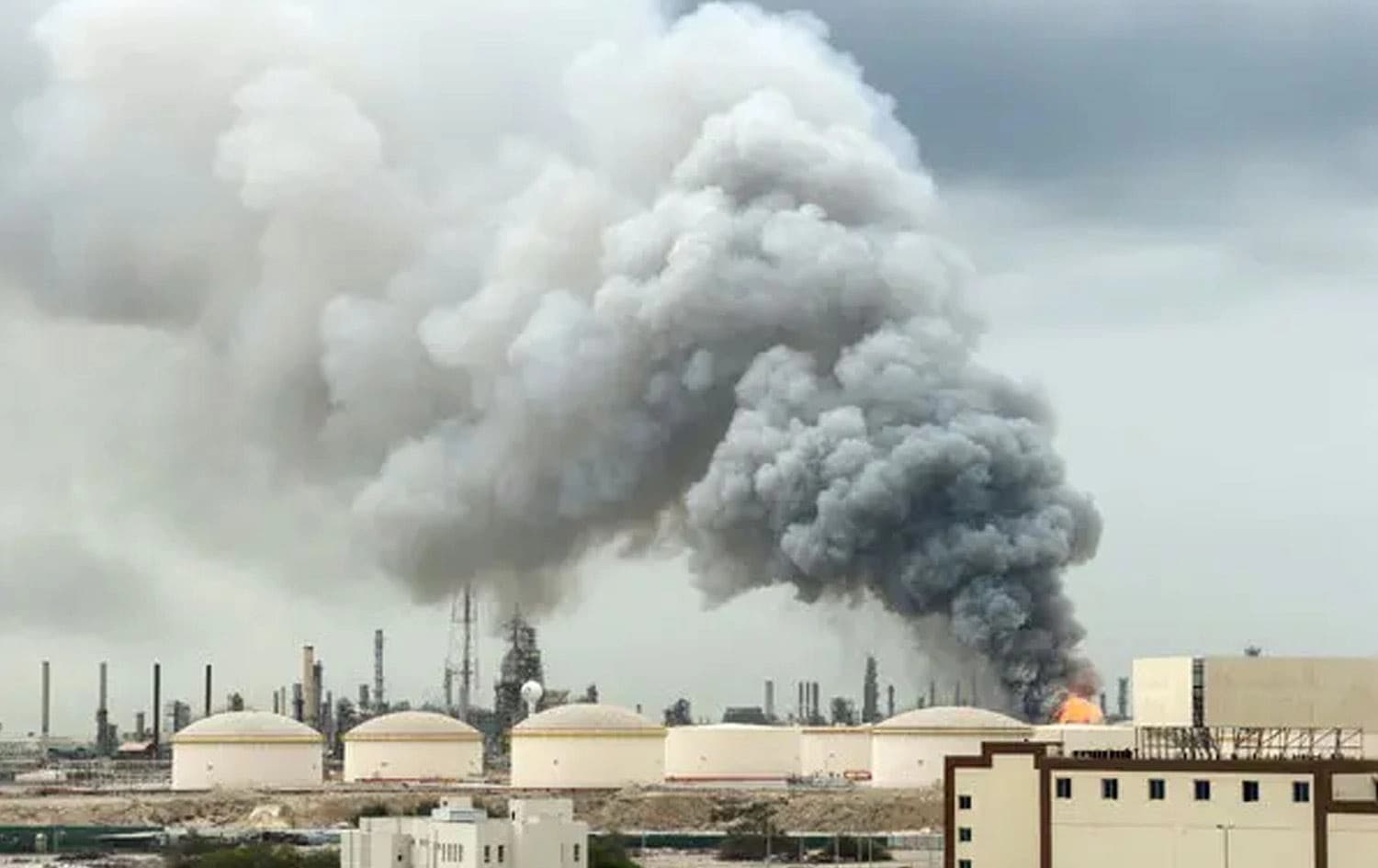 پاڵاوگەیەک لە بەحرێن دووکەڵ و ئاگری لێ بەرزدەبێتەوە دوای ئەوەی ئێران هێرشی کردووەتە سەری. وێنە: Reuters