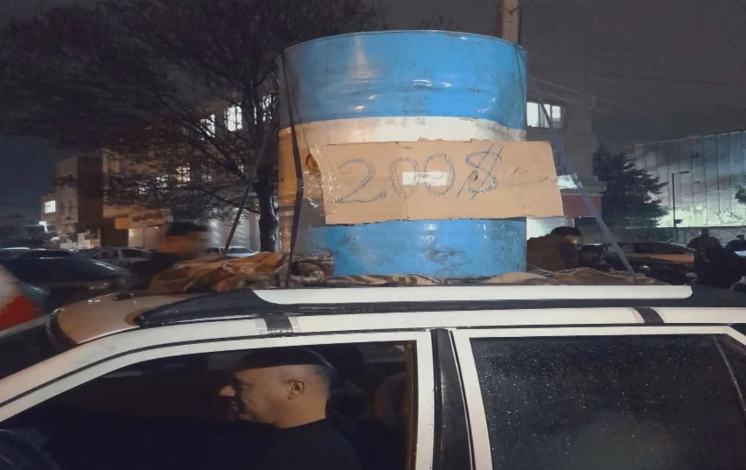 200 دۆلاری لەسەر بەرمیلێک نەوت نووسیوە