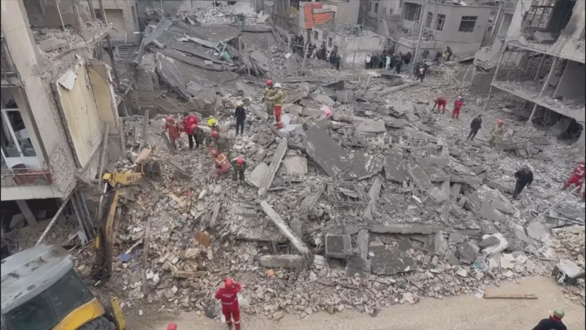 دیمەنی باڵەخانەیەک لە ئێران کە دوای هێرشێکی ئەمریکا/ئیسرائیل تەختی زەوی بووە