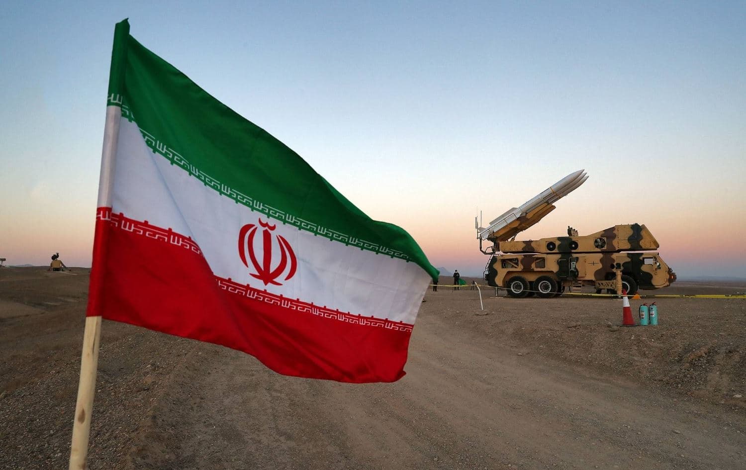 ئاڵای ئێران لەگەڵ سەکۆیەکی مووشەک هەڵدان. وێنە: میدیای ئێران