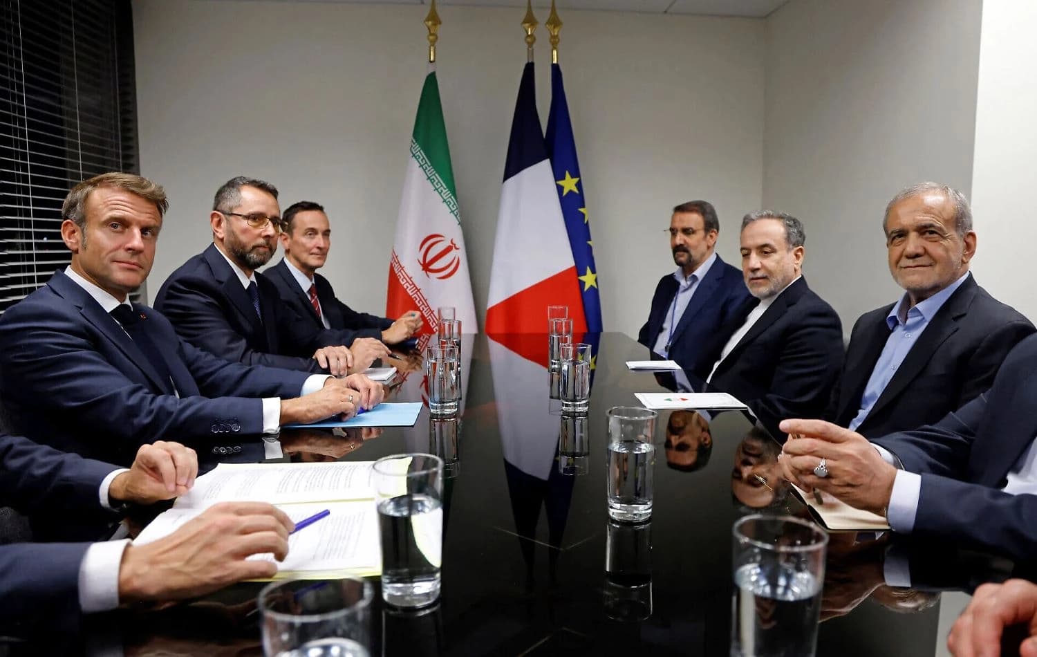 Foto: Fransa Cumhurbaşkanı Emmanuel Macron (solda), 24 Eylül 2024'te New York'taki BM Genel Merkezi'nde düzenlenen Birleşmiş Milletler 79. Genel Kurulu kapsamında İran Cumhurbaşkanı Mesud Pezeşkiyan (sağda) ile bir araya geldi. (Ludovic Marin/AFP)