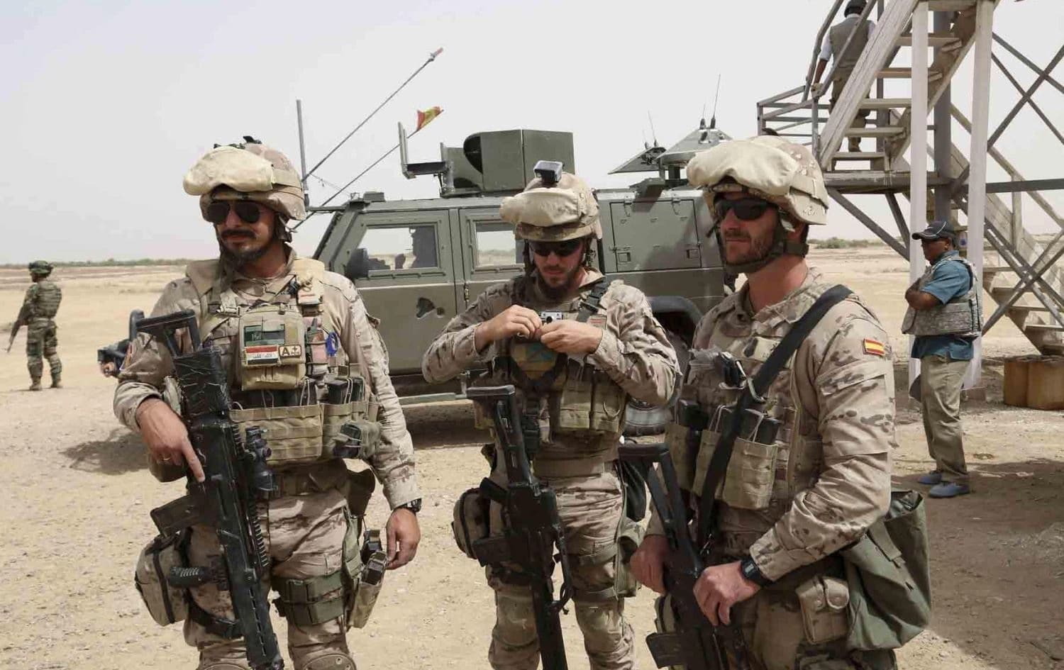 Foto: Irak askerleriyle NATO Görevi kapsamında Irak'ta görev yapan İspanya Birliklerine bağlı askerleri 
