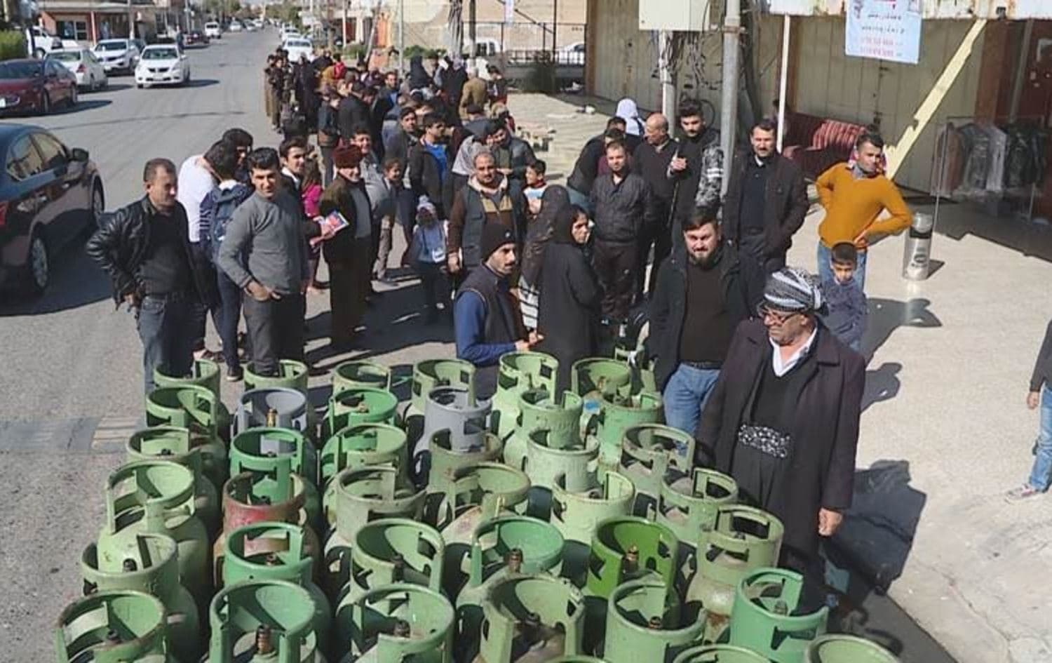 نۆرەی هاونیشتمانیان بۆ وەرگرتنی بوتڵی غاز. وێنە: رووداو