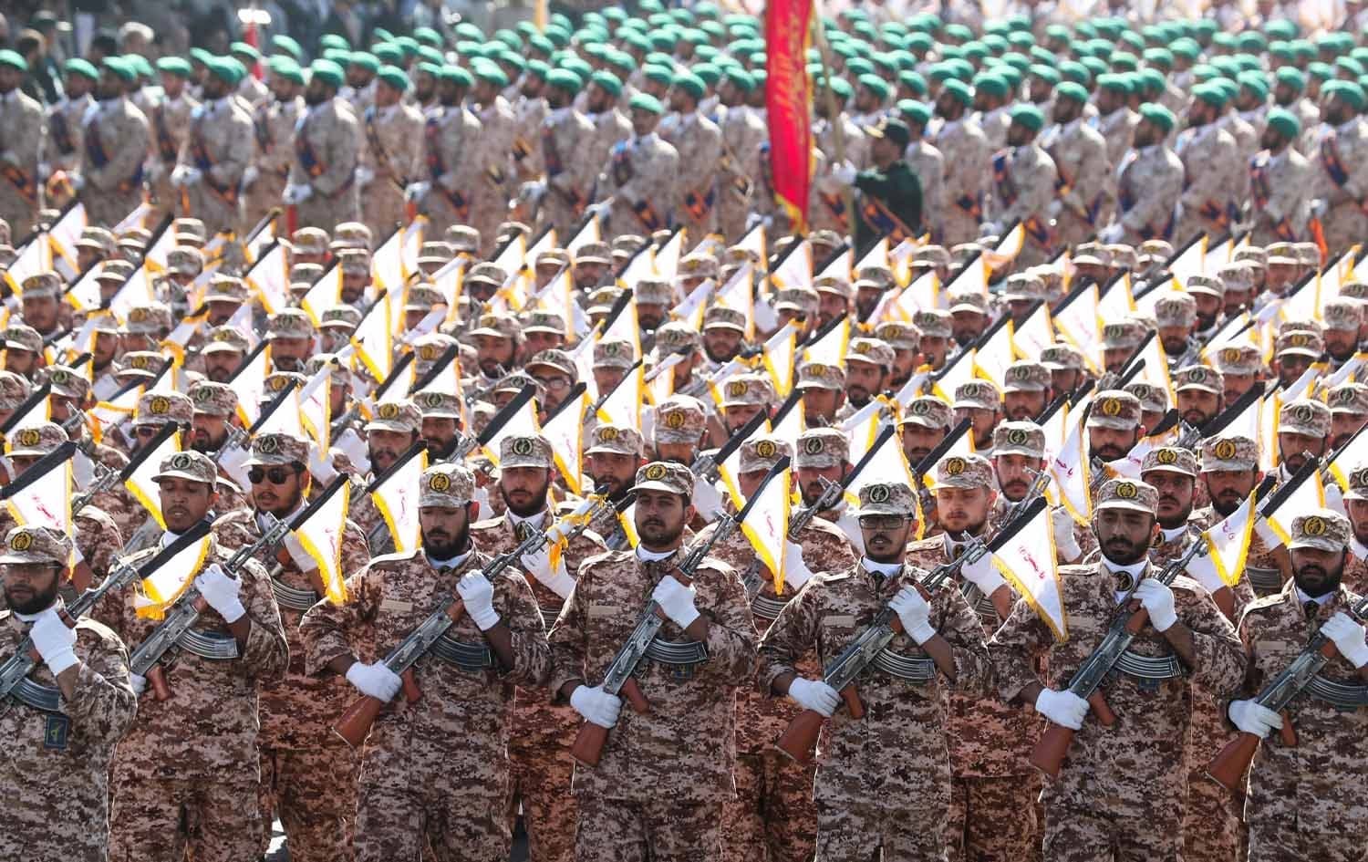 نمایشێکی هێزە چەکدارەکانی ئێران لە تاران. وێنە: ئەرشیڤ