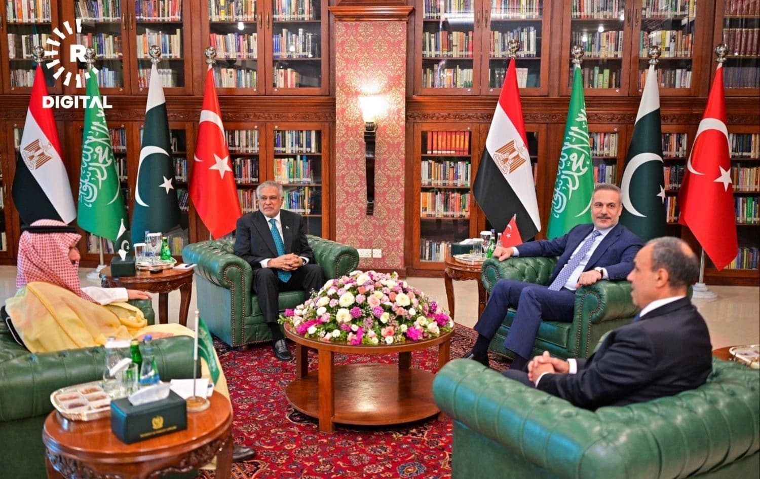 Pakistan Dışişleri Bakanı İshak Dar; Türkiye Dışişleri Bakanı Hakan Fidan, Suudi Arabistan Dışişleri Bakanı Faysal bin Ferhan ve Mısır Dışişleri Bakanı Bedr Abdulati ile bir araya geldi.