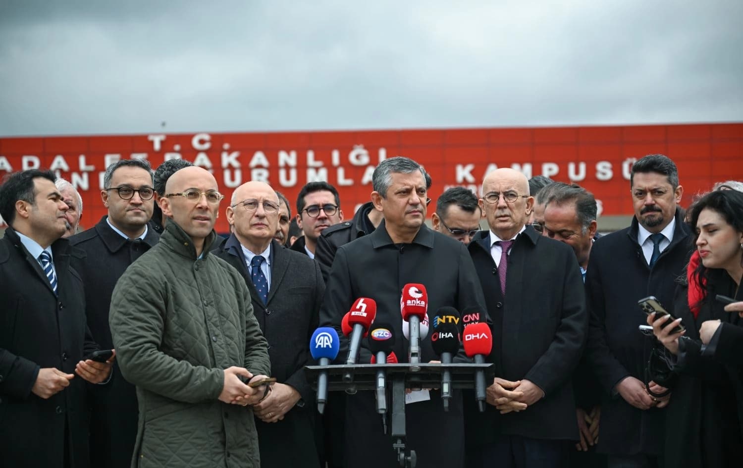 CHP Genel Başkanı Özgür Özel, Bolu Belediye Başkanlığı görevinden uzaklaştırılan Tanju Özcan ile gazeteci İsmail Arı'yı, Sincan Cezaevi'nde ziyaret etti. Özel, ziyaret sonrasında basın açıklaması yaptı. / Foto: AA