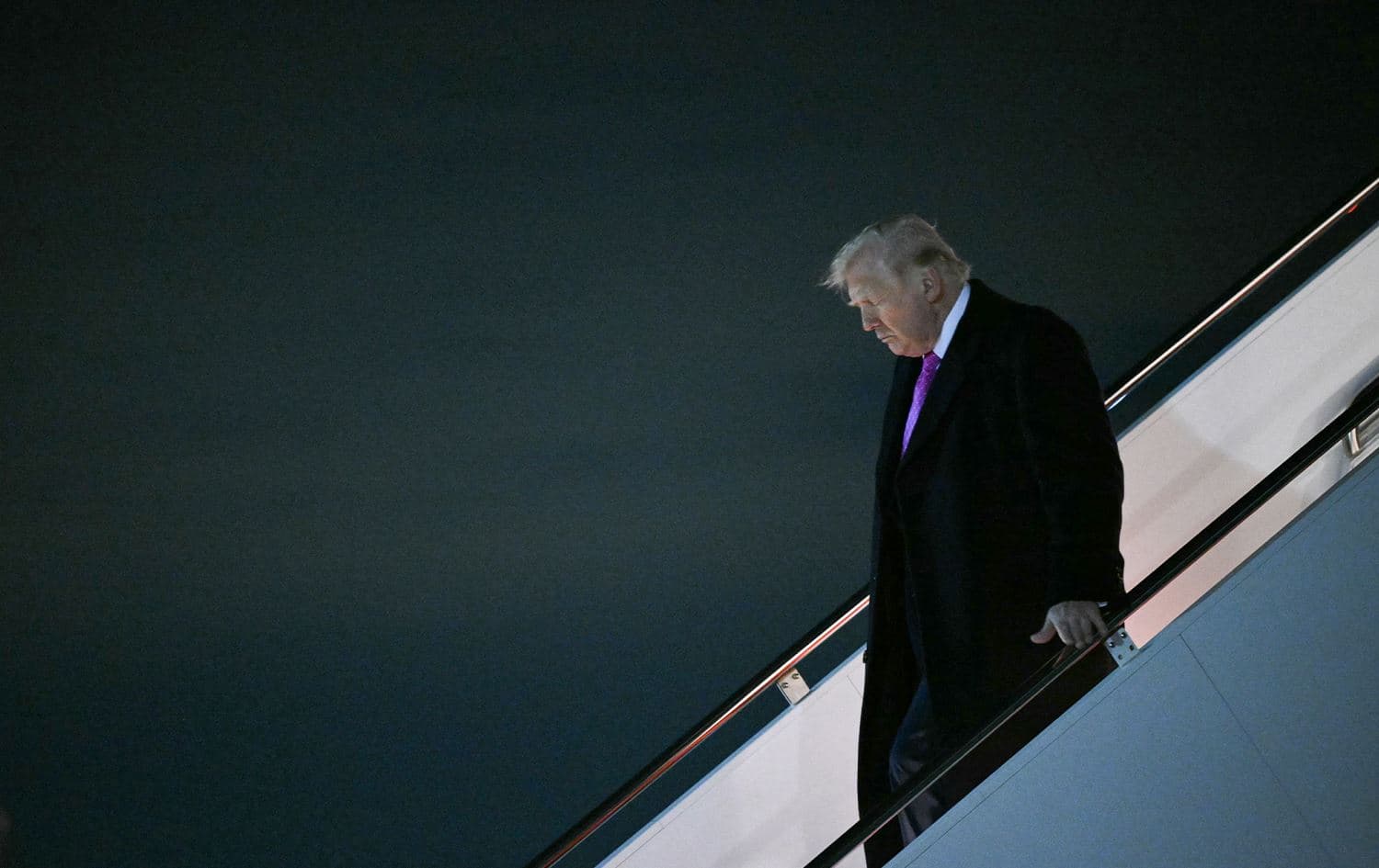US President Donald Trump steps off Air Force One upon arrival at Joint Base Andrews, Maryland, on March 29, 2026. Photo: Mandel Ngan/ AFP
