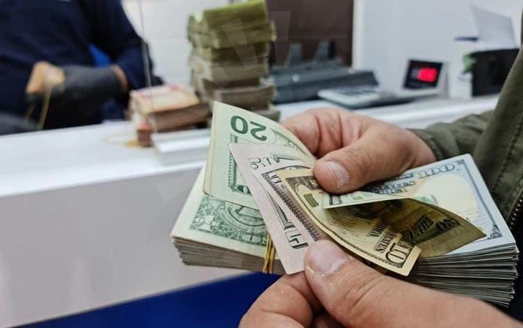دۆلار لە بازاڕەکانی هەولێر. وێنە: بڵند تاهیر - رووداو