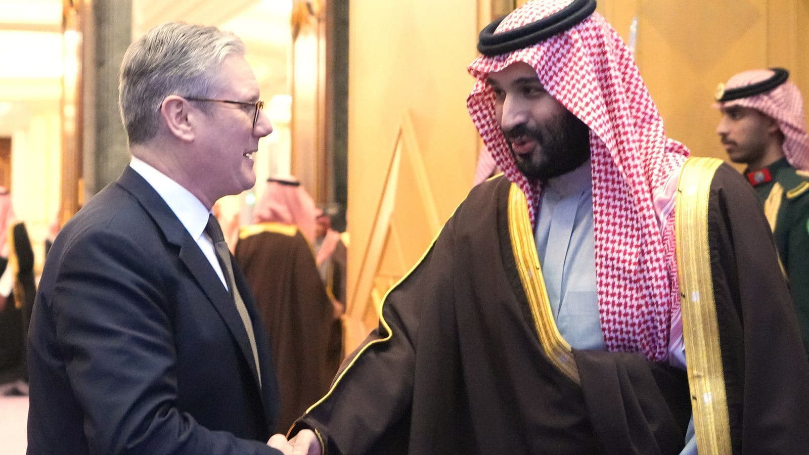 İngiltere Başbakanı Keir Starmer (solda) Suudi Arabistan Veliaht Prensi Muhammed bin Selman ile bir araya geldi.