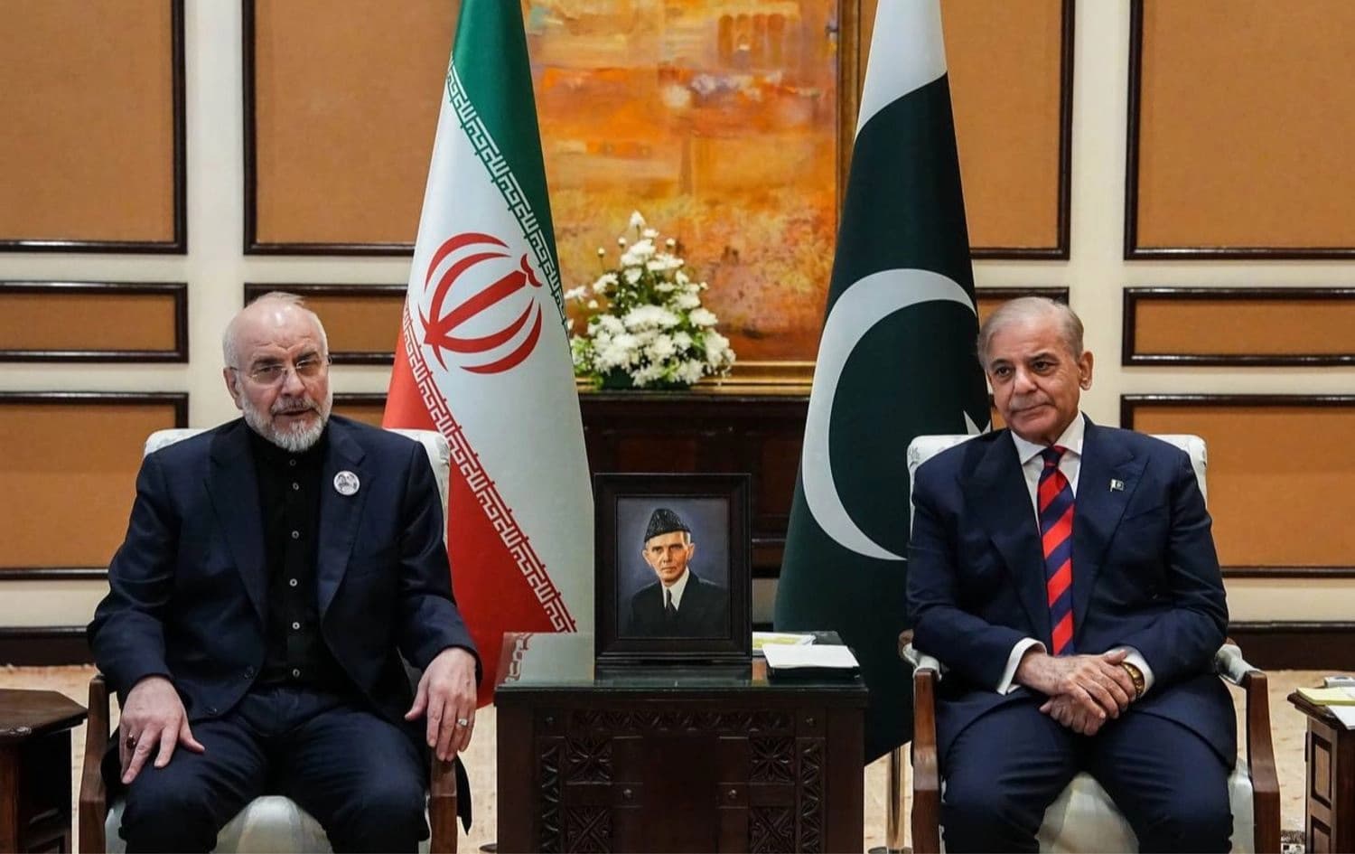 محممەد باقر قالیباف، سەرۆکی پەرلەمانی ئێران لەگەڵ شەهباز شيریف، سەرۆکوەزیرانی پاکستان