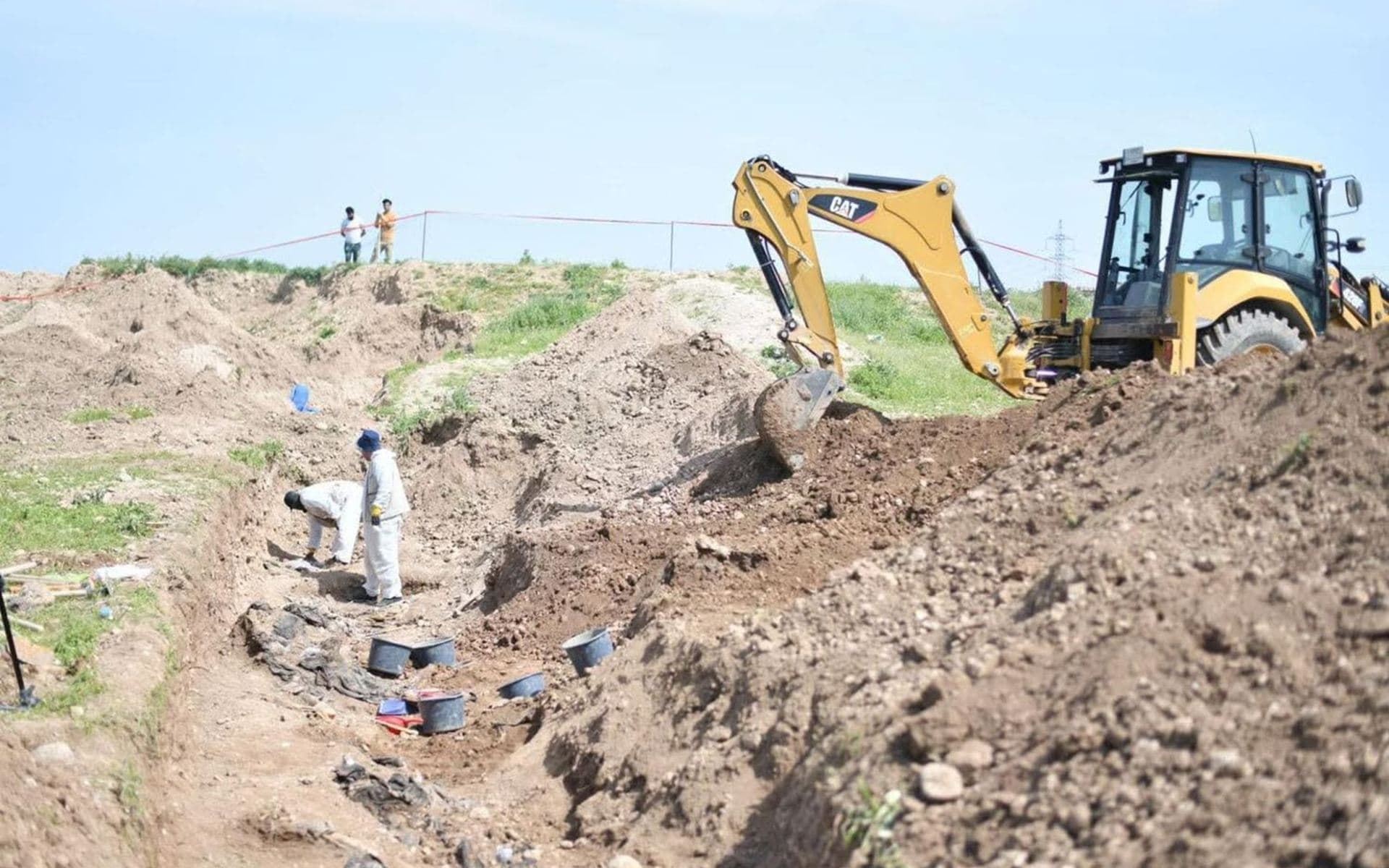 The exhumation of one of the three recently discovered mass graves on the western bank of Mosul. Photo: Iraqi media