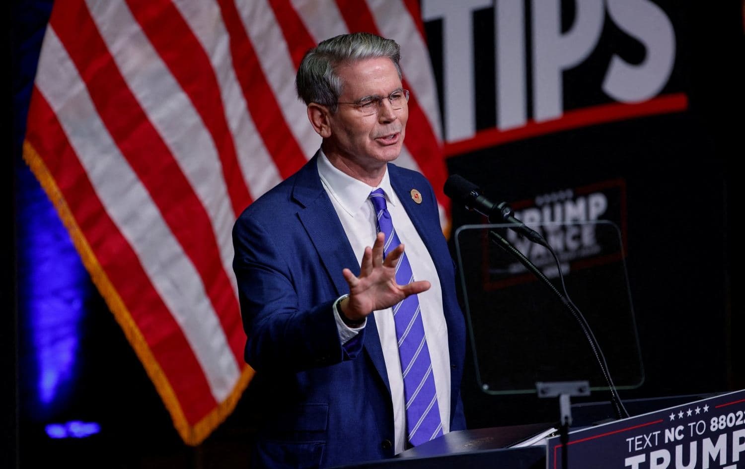Foto: Key Square Group kurucusu Scott Bessent, 14 Ağustos 2024'te ABD'nin Kuzey Karolina eyaletinin Asheville kentinde, Cumhuriyetçi başkan adayı ve yeni dönem ABD Başkanı Donald Trump için düzenlenen bir kampanya etkinliğinde konuştu. (Reuters)