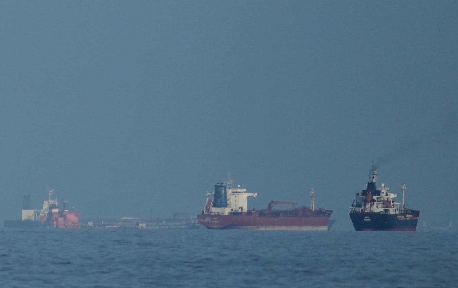 Oil tankers and cargo ships line up at the Strait of Hormuz on March 11, 2026. Photo: AP