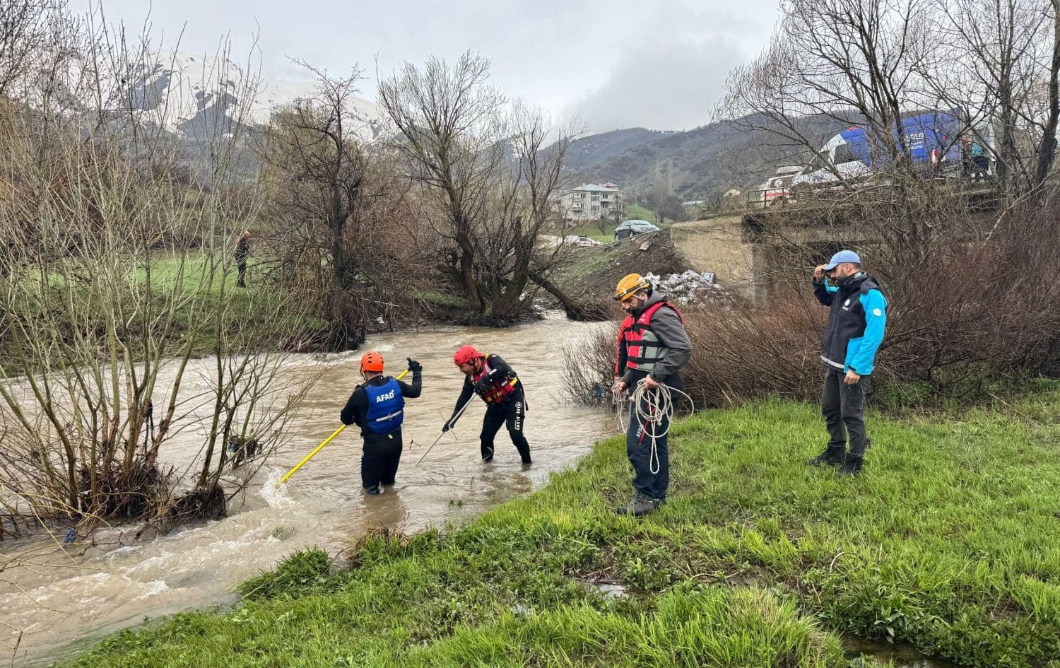 Hakkari'nin Şemdinli ilçesinde dün dereye düşerek kaybolan 8 yaşındaki çocuğun bulunmasına yönelik çalışmalar bu sabah yeniden başlatıldı. / Foto: AA