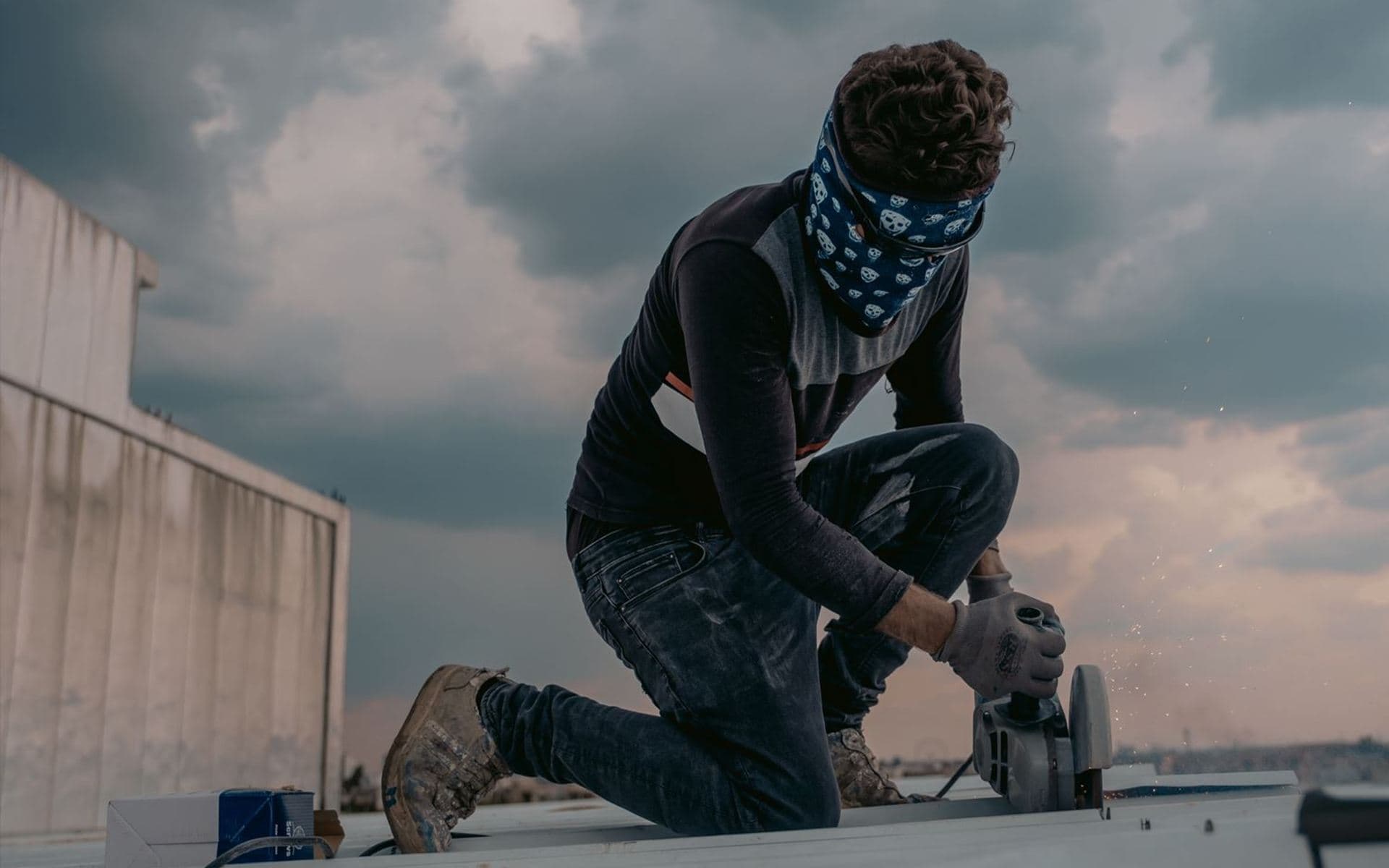 A young worker using a grinder on a roof. File photo: Rudaw/Bilind T. Abdullah