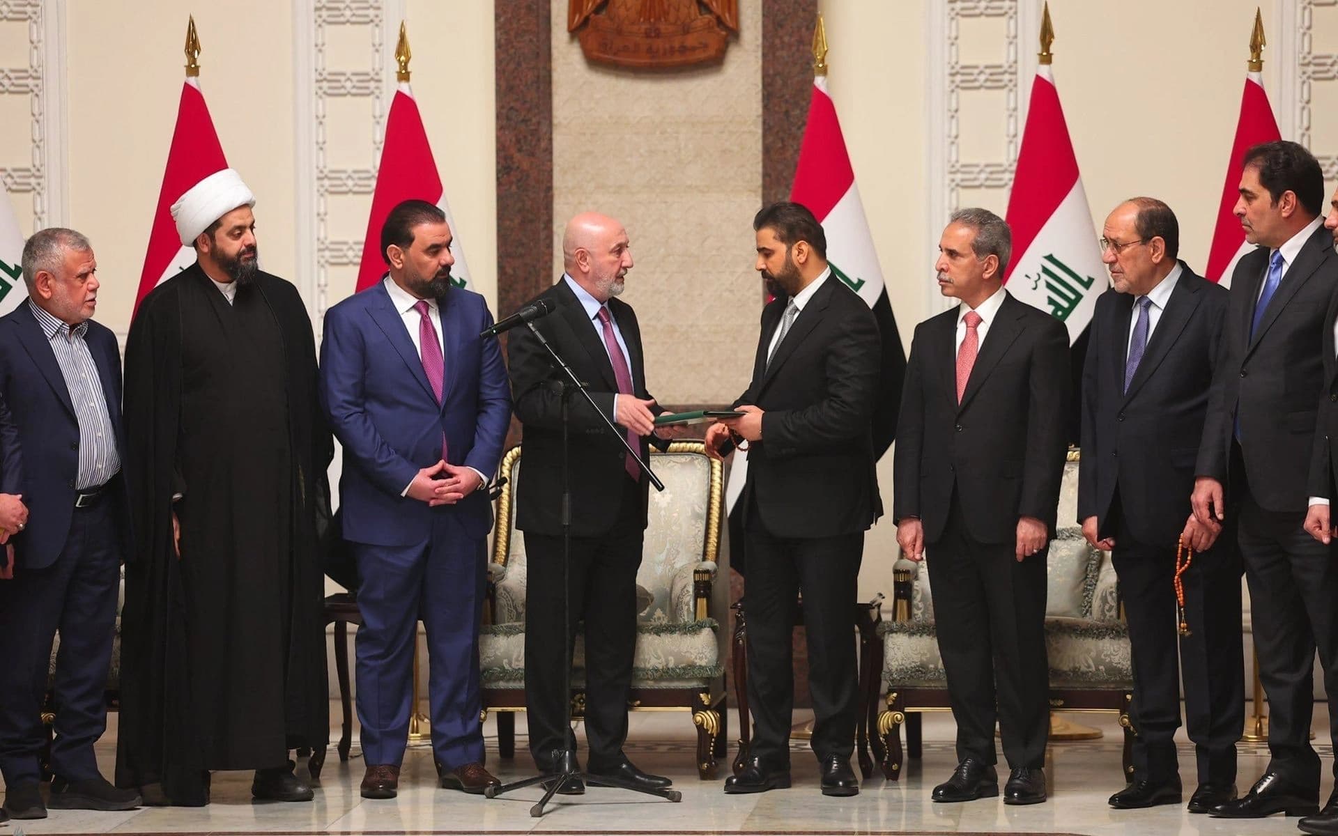 Ali Zeyidi (sağ 4) hükümeti kurmakla görevlendirildi.