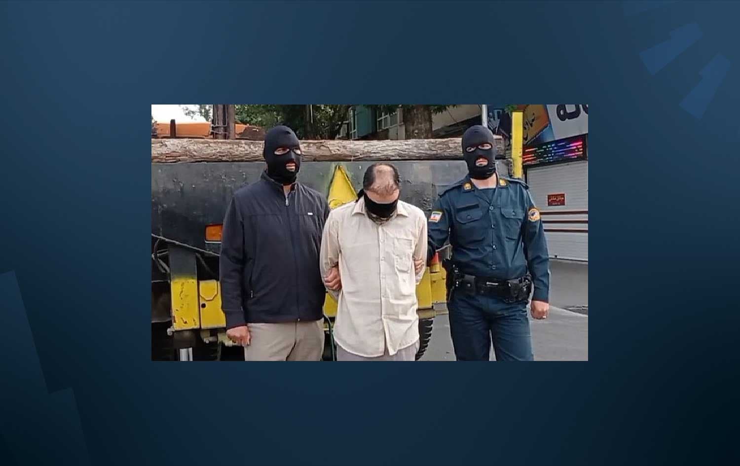 Two Iranian guards hold prisoner Soleiman Salamat, moments before he was publicly hanged in Maragheh, East Azerbaijan province, for charges of efsad-fil-arz (corruption on earth) through “widespread corruption and prostitution” on May 25، 2023. File photo: IHR