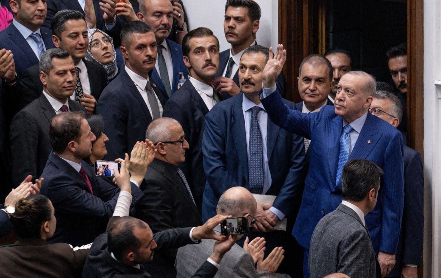 Türkiye Cumhurbaşkanı Erdoğan AK Parti grup toplantısına gelirken. / Foto: AA