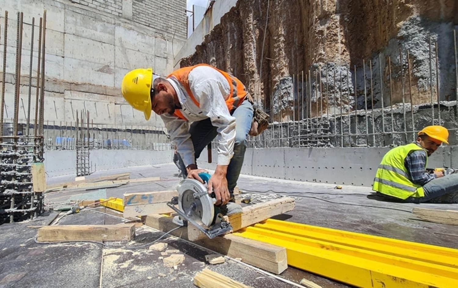 کرێکارێک لەکاتی کارکردندا لە هەولێر. وێنە: بڵند تاهیر-رووداو
