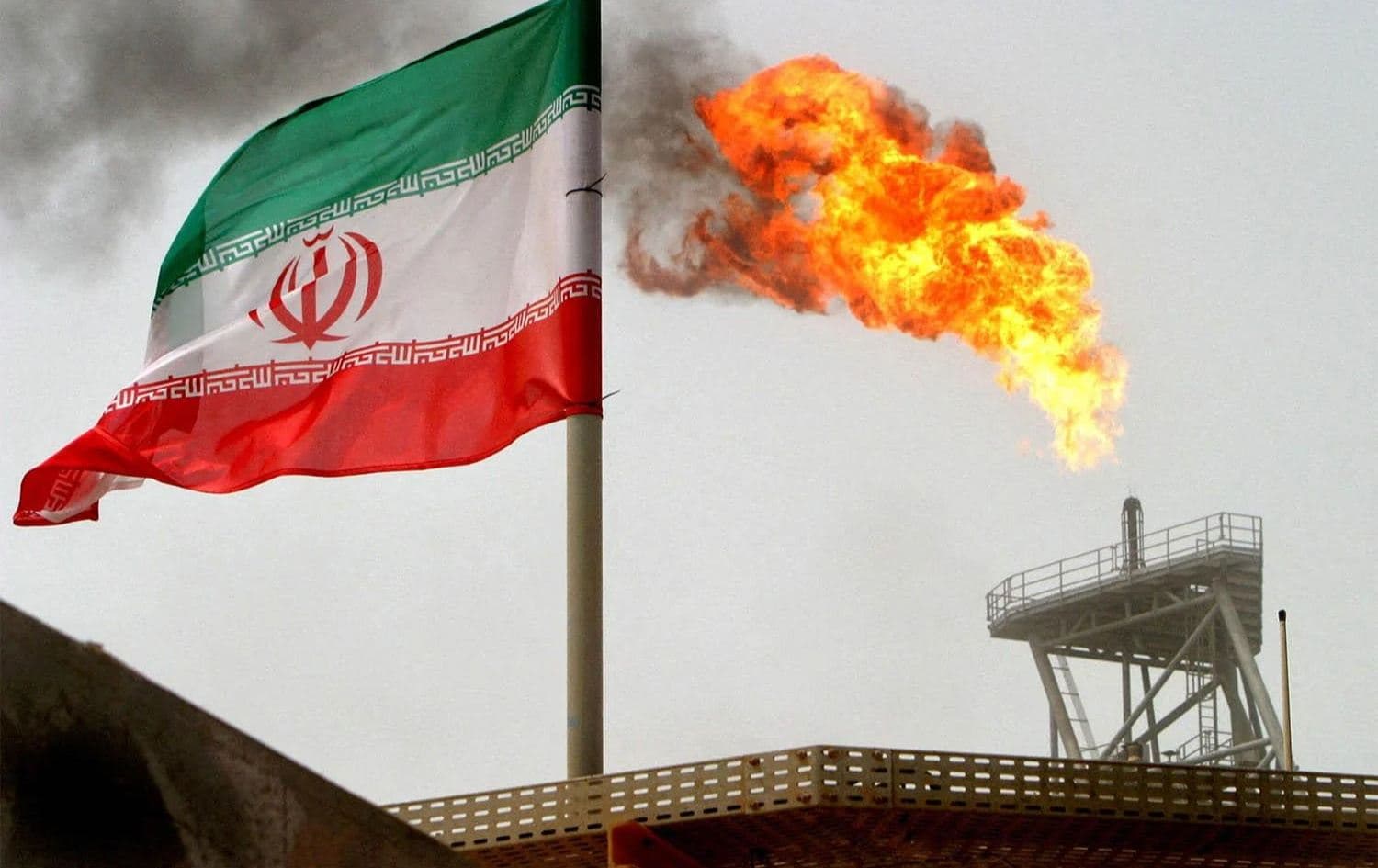 ترەمپ دەڵێت، ئەمریکا رێگەی لە ئێران گرتووە نەوتەکەی لە رێگەی تەنگەی هورمزەوە بفرۆشێت.